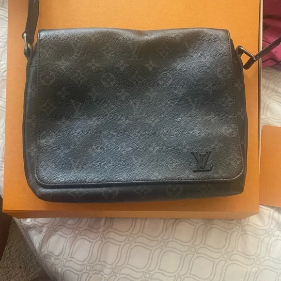 AUTHENTIC LOUIS VUITTON MESSENGER BAG. BARLY WORN IN GREAT CONDITION